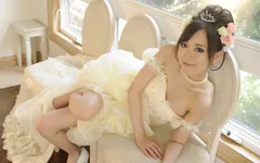 Vollbusiges japanisches model wird auf der bühne mit hochzeitskleid gefickt