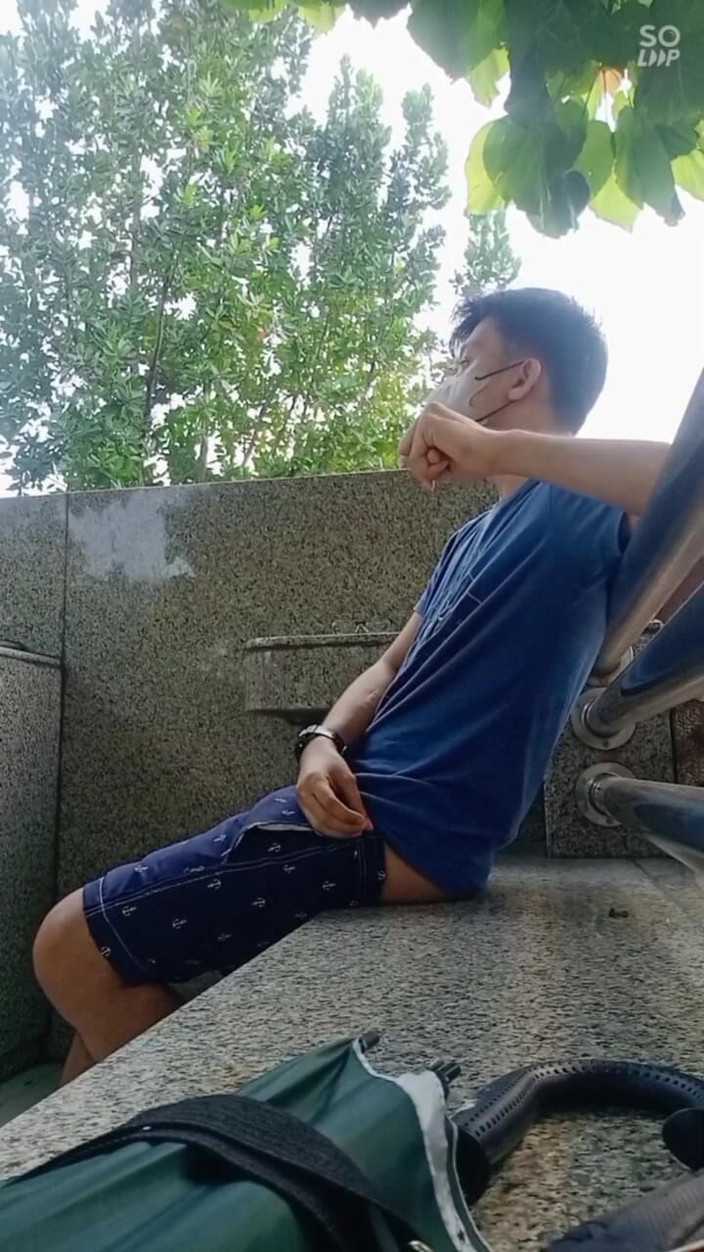 Rent A Gay Productions: Aisa Young Twink ao ar livre masturba e goza