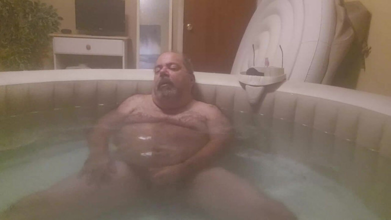 JohnGalt_060769: Jacuzzi aftrekkend met onderwater cumshot