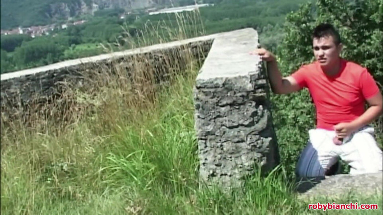 Topax Film Production: 意大利素人，毛茸茸的荡妇在户外被两根鸡巴操