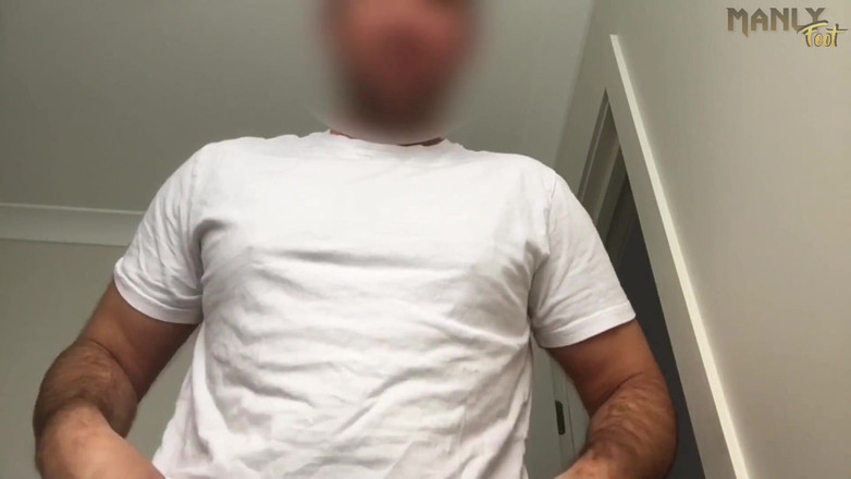 Manlyfoot: Постарайся не мочить на сиденье туалета - писсировка на крошечном мужчине Вместо - Manlyfoot - Золотой дождь