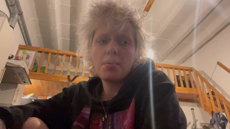 Glitterqueen1999: Une fille gothique sans maquillage fume une cigarette