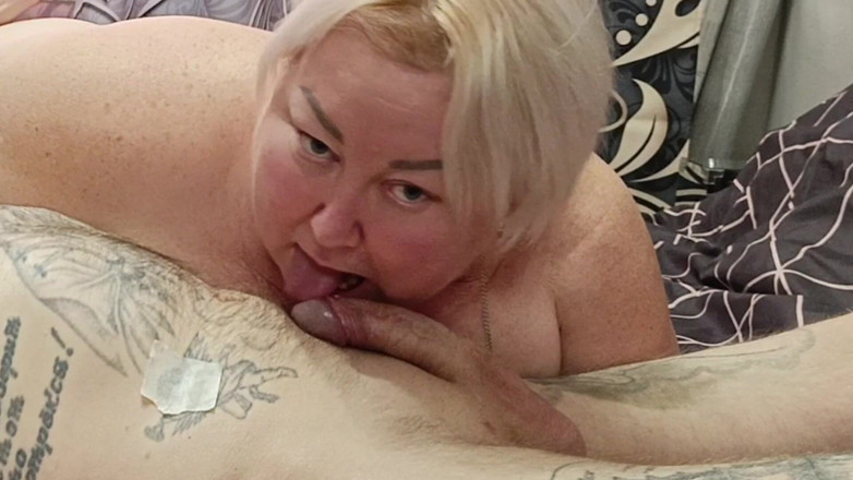 Zona901: 정액을 줄 때까지 오럴하는 벌거벗은 새엄마