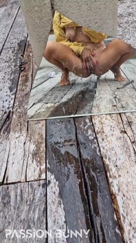 Chụp ảnh tự sướng và đi tiểu với màn khoe hàng tuyệt đẹp