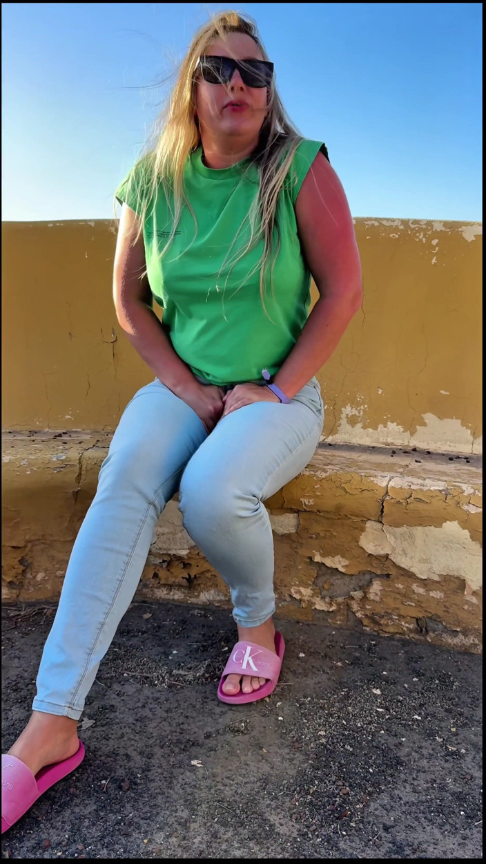 Emma Voyeur: Peeing My Jeans While Walking Outside