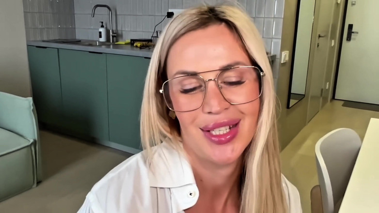 MurAmurr: Sexy milf secretaresse heeft geen vaardigheden om haar werk te...