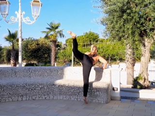 Selena 70: Latihan yoga bareng selena di luar ruangan