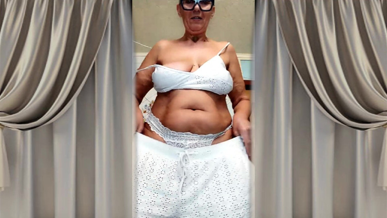 Lukerya: Gospodina sexy matură Lukerya se dezbracă, se masturbează și flirtă în bucătărie