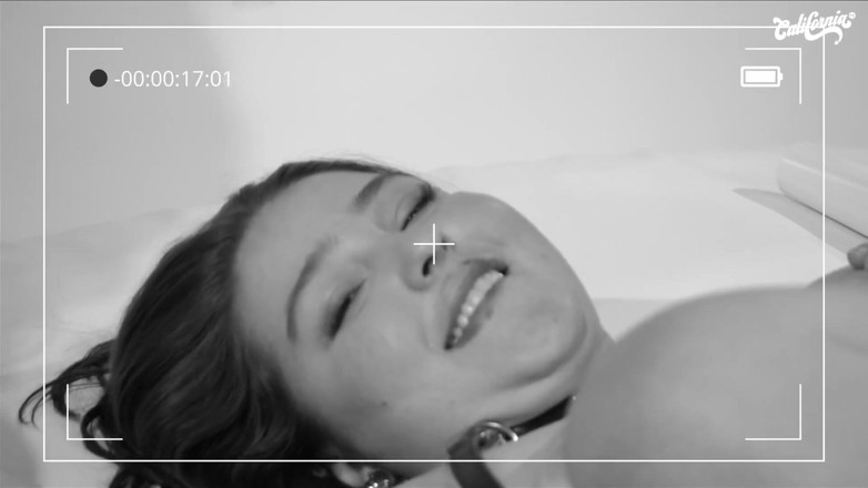 California TV: Quente Asiática Menina Seduzindo E Se Masturbando Para O Correio.