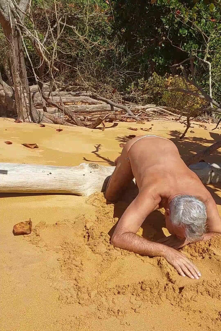 Ladysilvas: Ladysilva dengan celana dalam di pantai benar-benar pelacur nakal yang...