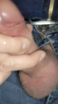 Masturbação ao ar livre, close-up gozando na chuva - Rockard Daddy