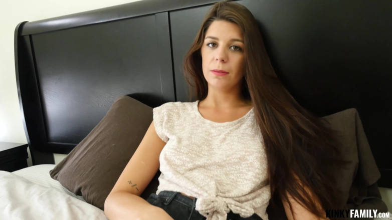 Kinky Family: Îmi consolez sora vitregă cu sex