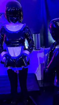 Verwandelt in ein latex-kigurumi-zimmermädchen