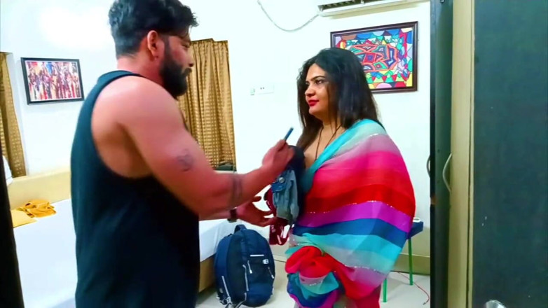 Jayanta Banik: Una ama de casa india de repente se acercó delante...