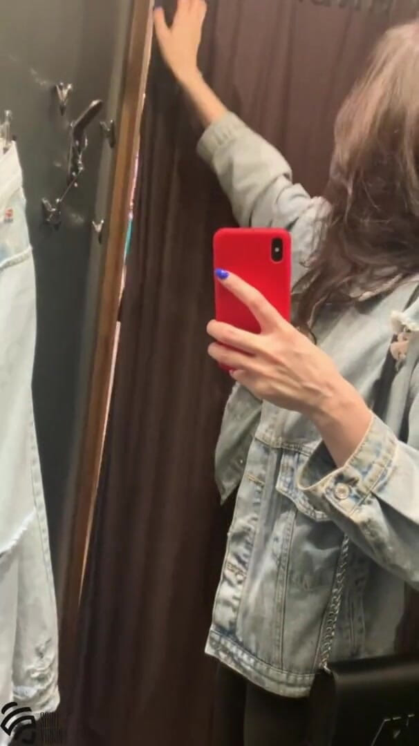 LizaVirgin: 热辣熟女在商店的试衣间自慰