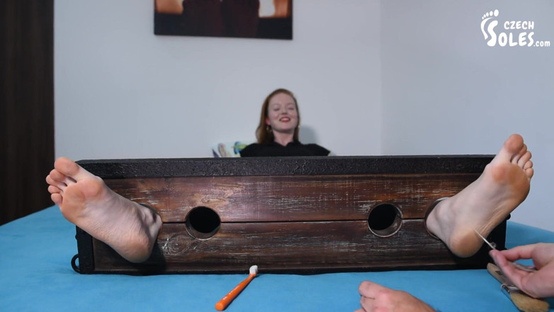 Czech Soles - foot fetish content: Solletico spietato dei suoi grandi piedi nudi