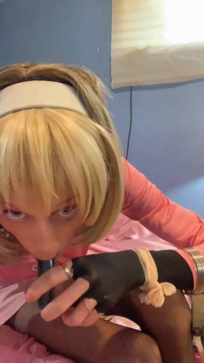 Lisa Luvly: Short Haired Blonde