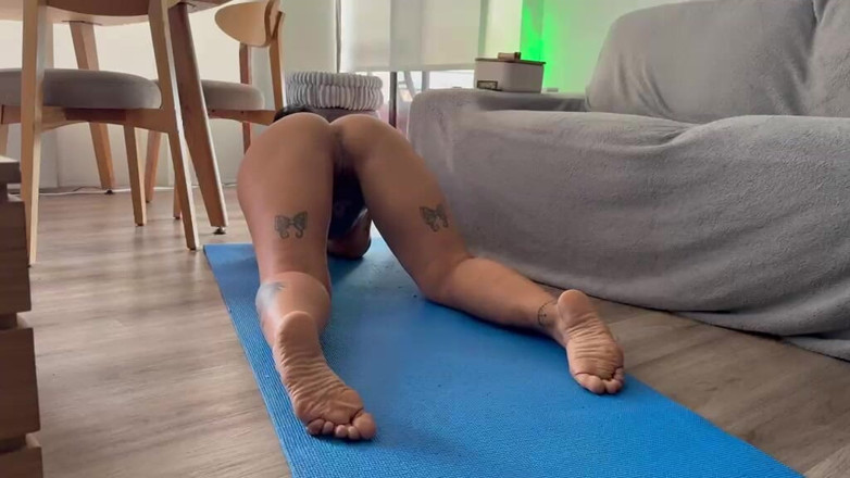 fiesta_porno: Saya melakukan yoga telanjang