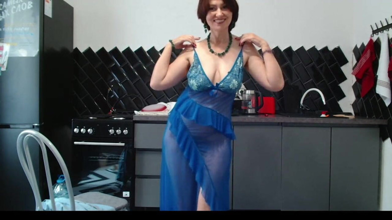 ANGELA_LADY: Madura milf que tiene 52 años tiene el dedo atrapado en...