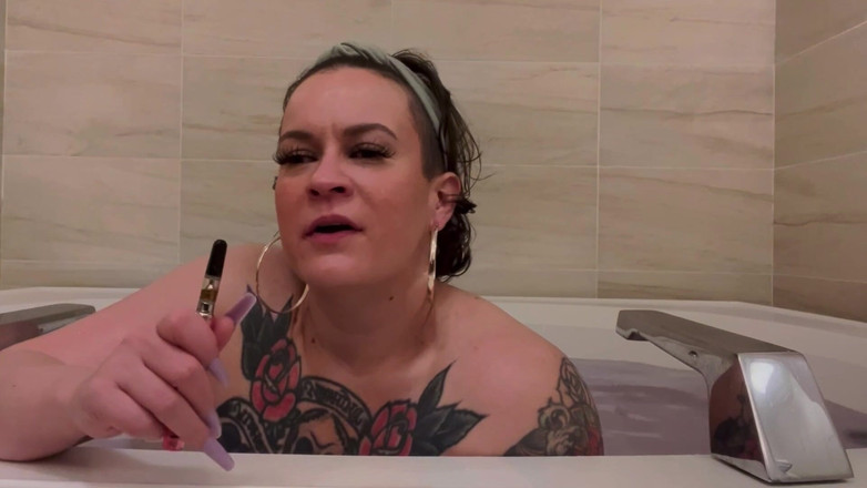 Quinn Marie: Tetovaný PAWG si hraje ve vaně a vapes