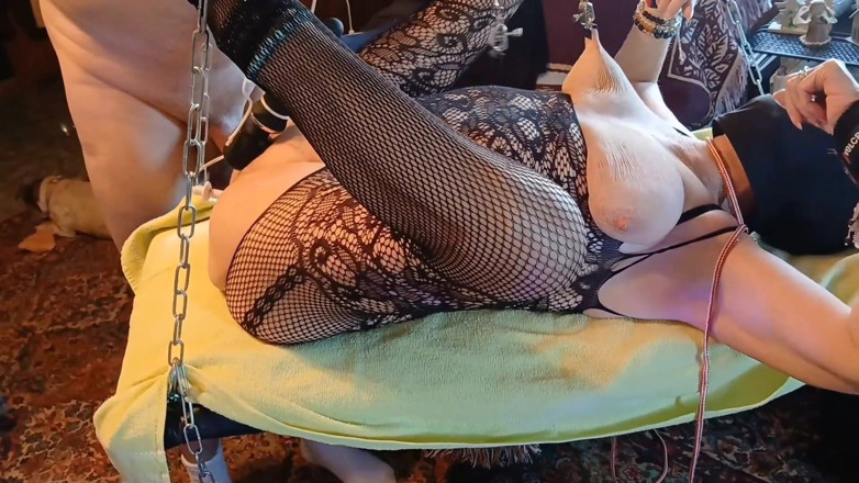 Gussfuss: The Year in Bondage 009