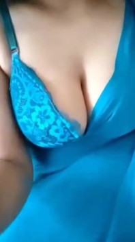 Fată sexy care se joacă cu sânii ei