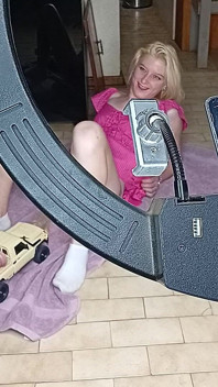College-mädchen bekommt ihre muschi mit rc auto gefickt