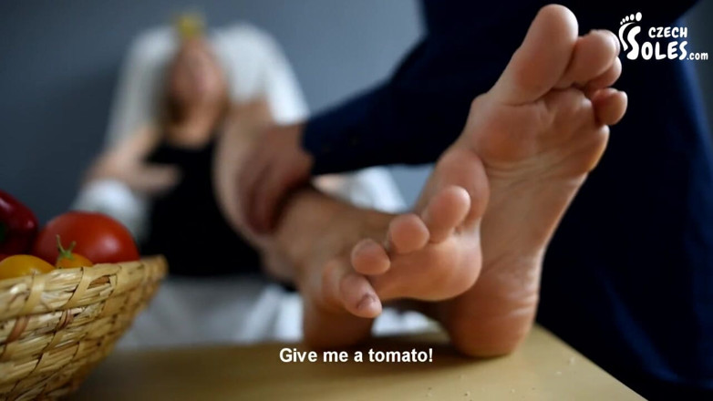 Czech Soles - foot fetish content: Věrný předmět u nohou princezny