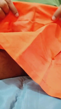 Porno cu labă cu mătase satinată - costum portocaliu mătăsos din satin Se freacă pe capul pulei 85