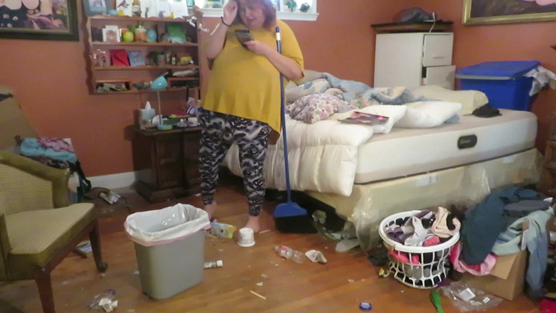 BBW nurse Vicki adventures with friends: Подчищаю мою комнату, одетая то топлес