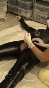 정자를 테스트하는 의사 Latex Danielle