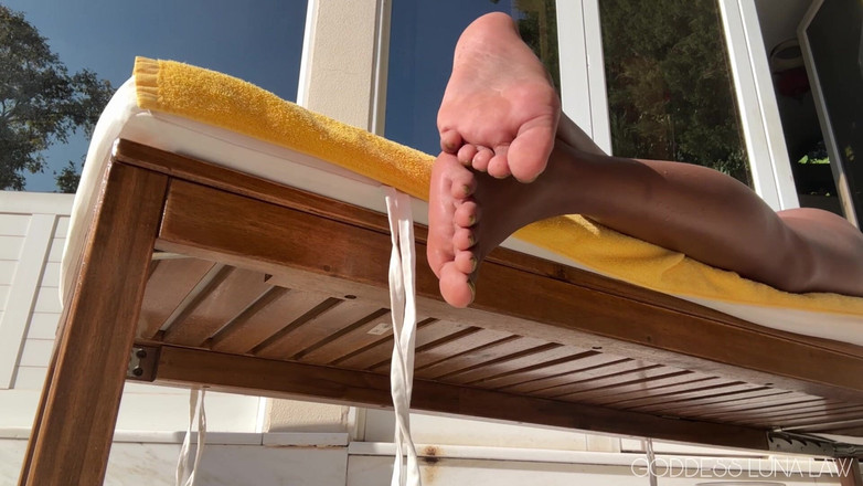 Goddess Luna Law: Foot Ignore di tepi kolam sudut pandangan pertama