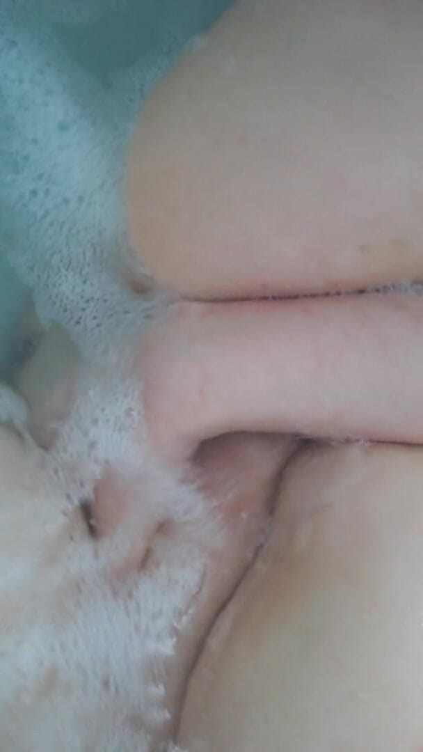 Putarankahotmilf: Masturbasi diam-diam di bak mandi