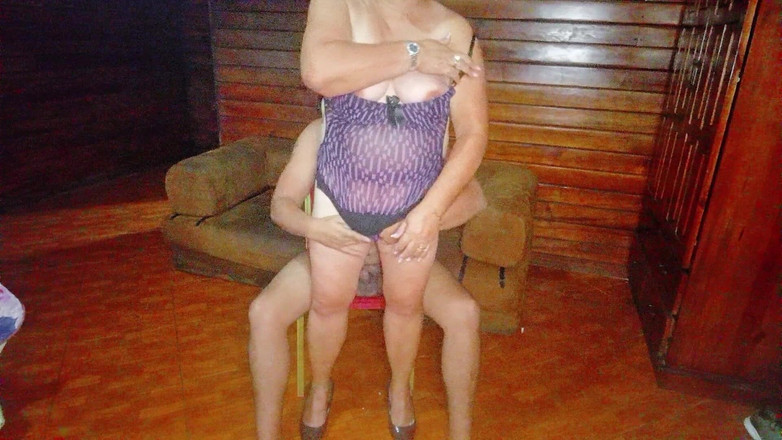 Sofixxx: परिपक्व सौतेली दादी मेरा लंड चूस रही है और सेक्सी नृत्य कर रही है