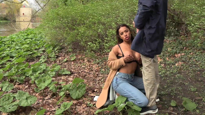 Latin Trans: Mi perra Aleyda me chupa visitando Brujas