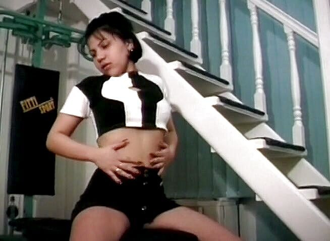 Java Consulting: Si jalang berambut coklat menggerudi pepeknya dengan dua alat penggetar