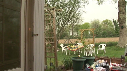 Nude in France: Schöne französische brünette studentin allein zu hause wird im dreier...