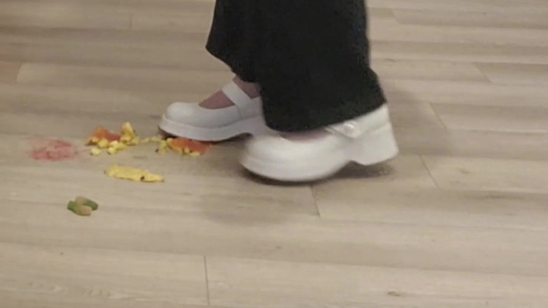Miss jj chose: เหยียบย่ำด้วยรองเท้าแบน