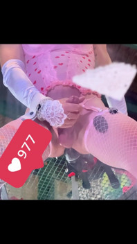 Pembe çoraplı iç çamaşırlı transeksüel duvarda siyah dildoya biniyor