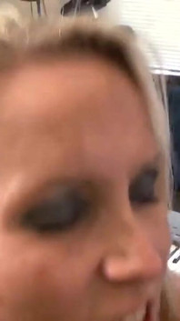 Blonde milf reitet großen schwanz