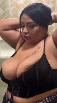 La bbw troia latina con le grandi tette si insapona le sue curve tra la doccia