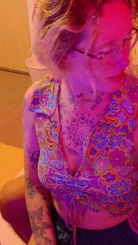 手指咬恋物癖疼痛，嘴和牙齿玩