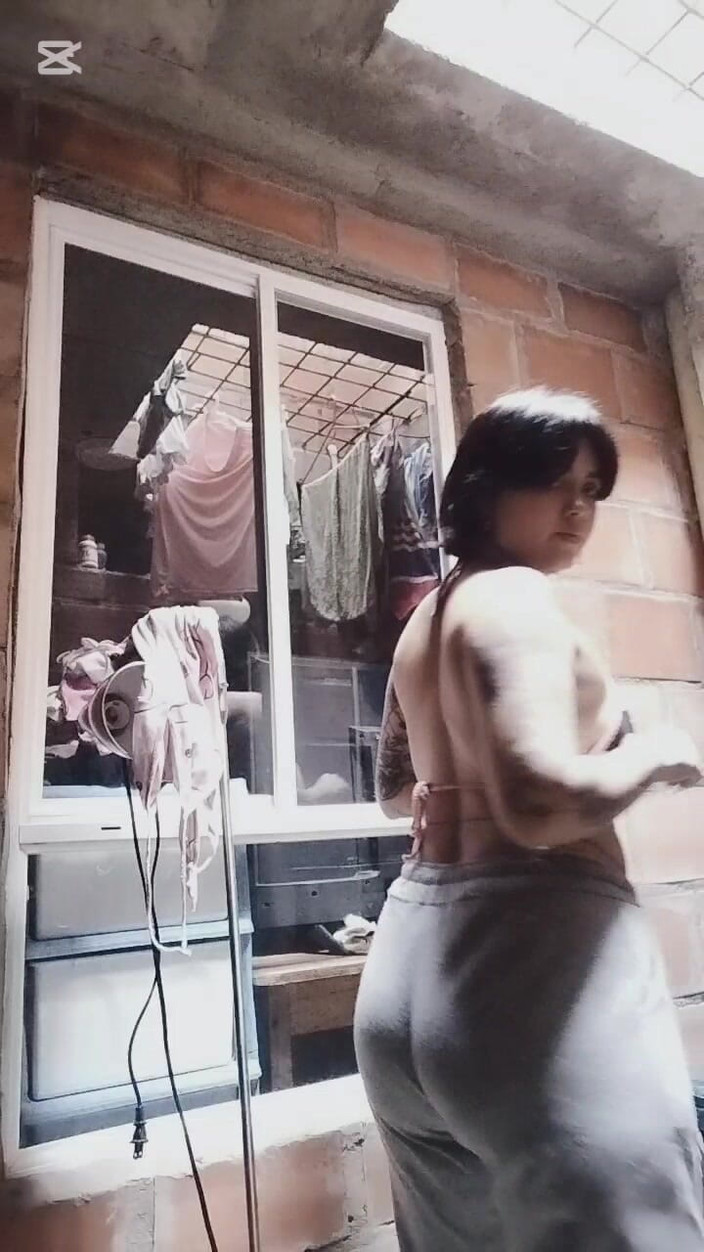 Dalyla: Colombianska dansar medan hennes granne tittar på henne