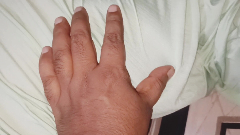 Mehak1993: En voyant sa demi-sœur nue, elle l’a eue