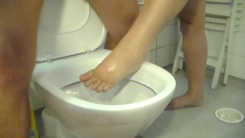 Sex hub couple: John писает на ступню Jens