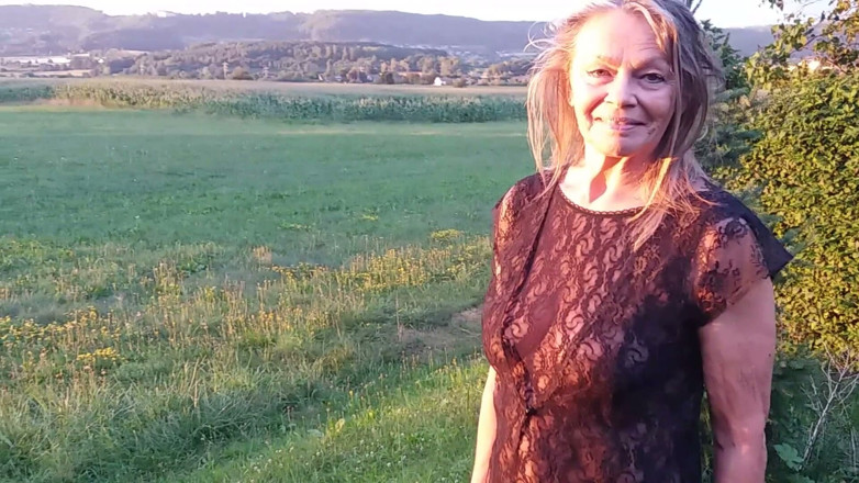 martinawest: Oma Draagt Buiten Een Doorschijnend Bodysuit.