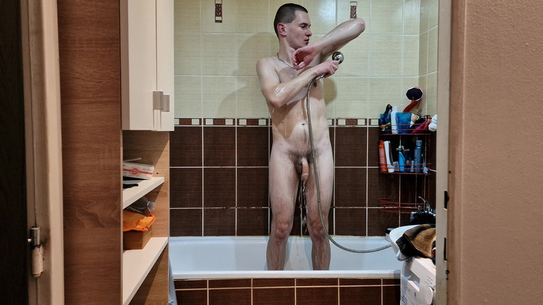 Fap_man93: Шаловливый молодой папочка любит снимать себя на видео во время душа
