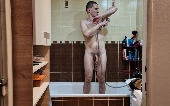 FM Records: いたずらな若いパパはシャワーを浴びながら自分自身を撮影するのが好きです