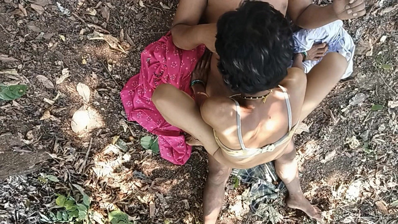Graju1244: भारतीय देसी लड़की जंगल में अपने स्थानीय बॉयफ्रेंड के साथ हार्डकोर सेक्स, एक एशियाई देसी लड़की अपने सौतेले भाई बड़े लंड के साथ हार्डकोर चुदाई कर रही है
