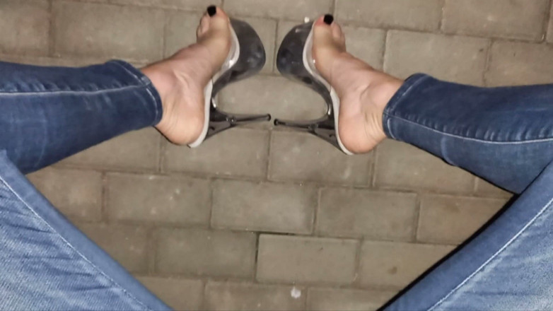 Heelex: Travestiet verleidt met haar sexy voeten op strippers op straat